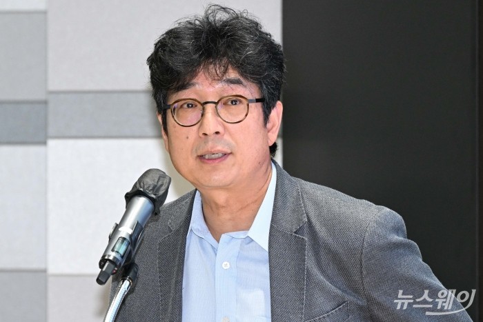 박래수 한국재무학회 교수가 31일 오전 서울 여의도 KDB산업은행 본점 IR센터에서 열린 '산업은행 부산 이전 타당성 검토 연구용역 결과 발표회'에서 인사말을 하고 있다. 사진=강민석 기자 kms@newsway.co.kr