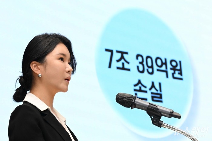 김이나 한국재무학회 책임연구원이 31일 오전 서울 여의도 KDB산업은행 본점 IR센터에서 열린 '산업은행 부산 이전 타당성 검토 연구용역 결과 발표회'에서 '산은 부산 이전 시 재무적 파급효과 산출' 주제로 발표하고 있다. 사진=강민석 기자 kms@newsway.co.kr