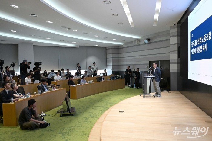 박홍배 전국금융산업노동조합 위원장이 31일 오전 서울 여의도 KDB산업은행 본점 IR센터에서 열린 '산업은행 부산 이전 타당성 검토 연구용역 결과 발표회'에서 축사를 하고 있다. 사진=강민석 기자 kms@newsway.co.kr