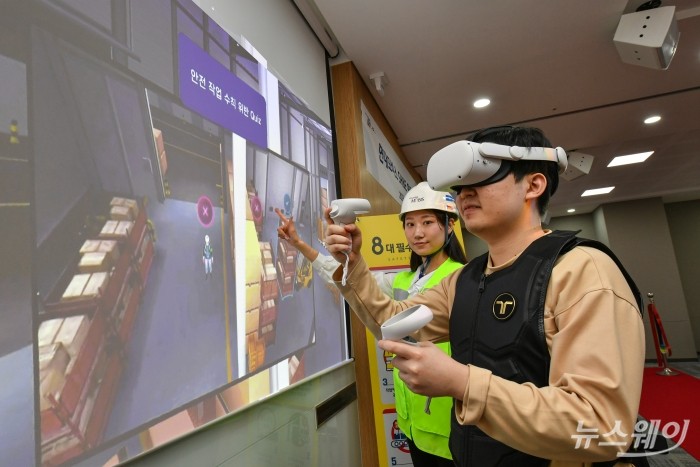현대모비스 임직원들이 가상현실(VR) 장비를 착용해 사고 상황을 체험하고 안전 교육을 받고 있는 모습. 사진=현대모비스 제공