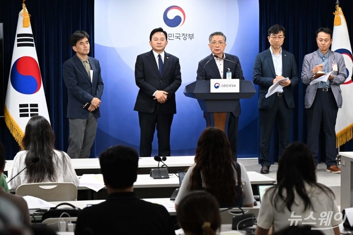 이한준 한국토지주택공사(LH) 사장이 31일 오후 서울 종로구 정부서울청사 본관에서 열린 LH 무량판 구조 조사결과 브리핑에서 취재진의 질문에 답하고 있다. 사진=강민석 기자 kms@newsway.co.kr