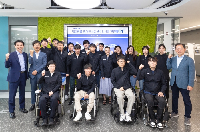 대한항공은 올해 신규 채용한 장애인 운동선수 17명의 입사 환영식과 입사교육을 진행하고 기념촬영을 하고 있다. 사진=대한항공 제공