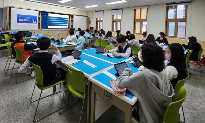 두나무가 상반기 수도권 중학생들 대상으로 진행한 디지털 교육 프로그램 '두니버스'를 성공적으로 끝마쳤다. 사진=두나무 제공