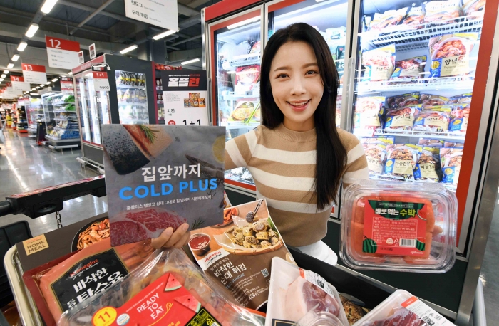 모델이 3일 서울 등촌동 '홈플러스 메가푸드마켓' 강서점에서 '콜드체인' 배송을 알리고 있다. 사진=홈플러스 제공