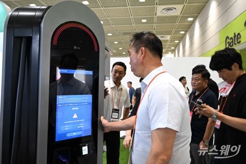 'LG전자 EV 충전기' 살펴보는 관람객들