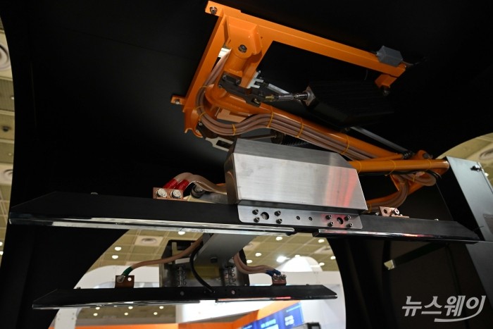전기차 충전 인프라 산업전이 3일 오전 서울 강남구 코엑스에서 열린 가운데 480KW 'eBAB' Movig Robot이 시연하고 있다. 사진=강민석 기자 kms@newsway.co.kr