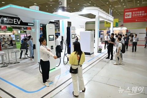 전기차 충전인프라 산업전 부스 살펴보는 관람객들