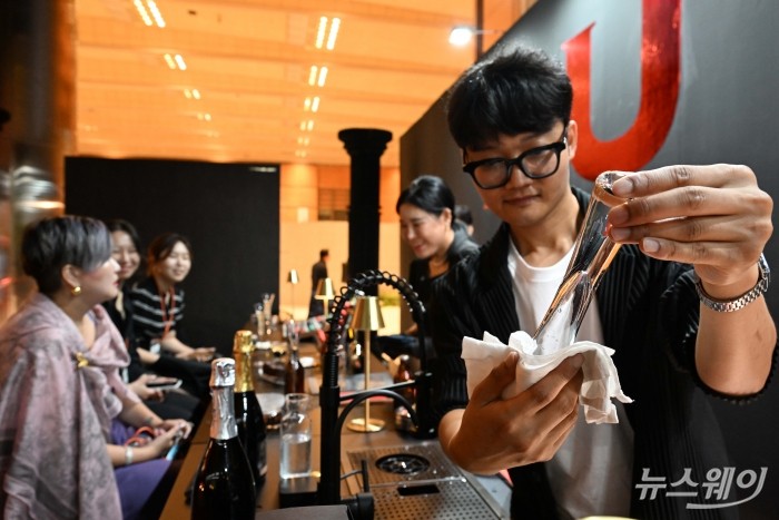 호텔페어 박람회가 3일 오후 서울 강남구 코엑스에서 열린 가운데 관계자가 'Vip Bar' 제품을 소개하고 있다. 사진=강민석 기자 kms@newsway.co.kr
