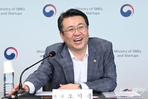 밝은 미소로 인사말 하는 오기웅 중기부 차관