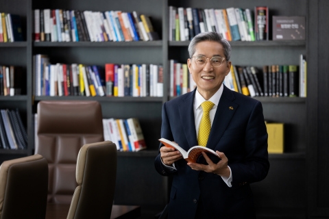 윤종규 KB금융 회장, 용퇴 결정···&quot;변화 위해 바통 넘길 것&quot;