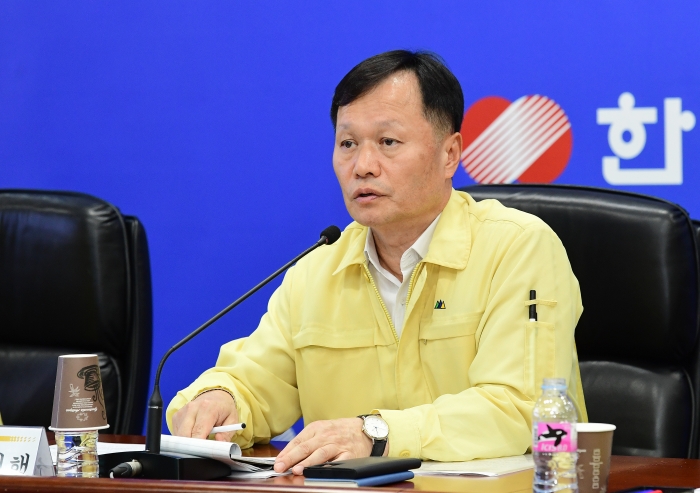 이정복 한국전력 사장 직무대행이 긴급 화상회의를 주재하고 있다. 사진=한국전력 제공
