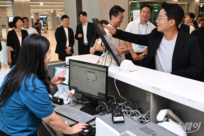 개그맨 김준호가 9일 오전 서울 강서구 김포공항 국내선에서 열린 '찾아가는 모바일 신분증 발급행사'에서 모바일 운전면허증을 발급받기 위해 절차를 밟고 있다. 사진=강민석 기자 kms@newsway.co.kr