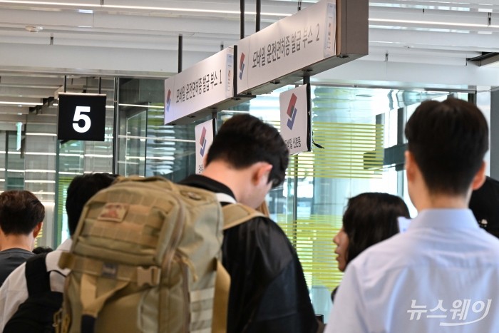 시민들이 9일 오전 서울 강서구 김포공항 국내선에 마련된 모바일 운전면허증 발급 부스에서 모바일 신분증을 발급받기 위해 줄 서고 있다. 사진=강민석 기자 kms@newsway.co.kr