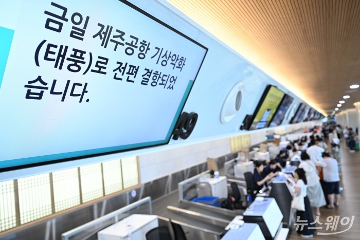 항공기 결항 안내문이 9일 오후 서울 강서구 김포공항 국내선에 마련된 가운데 공항객들이 직원으로부터 안내를 받고 있다. 사진=강민석 기자 kms@newsway.co.kr