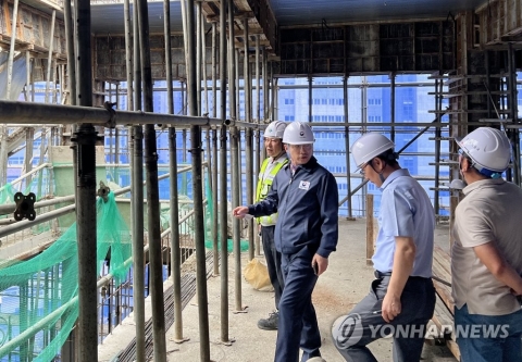 김오진 국토1차관, 안성 붕괴사고 현장 방문···&quot;철저한 사고조사&quot;