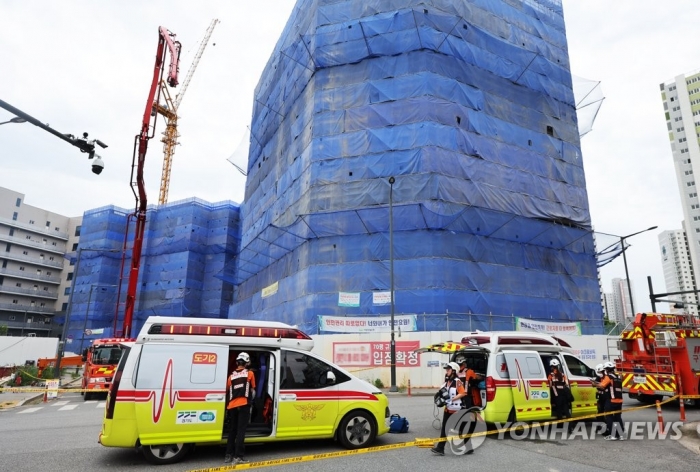 이정식 고용노동부 장관은 9일 붕괴 사고로 2명이 숨지고 4명이 다친 경기도 안성의 공사장을 찾아 사고 수습을 지도했다. 사진= 연합