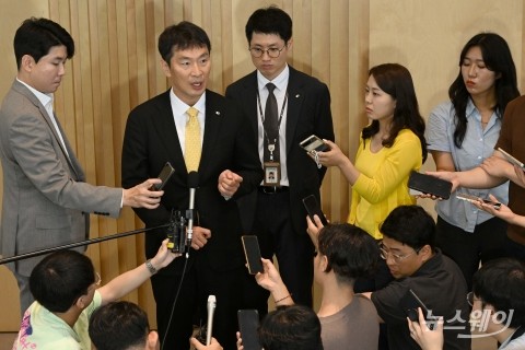 &quot;KB국민은행 사고, CEO와 무관&quot;···'인사 개입설' 선 그은 이복현