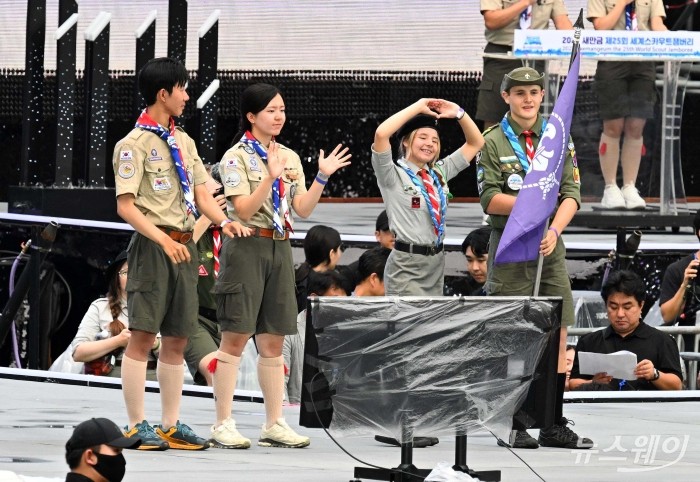 2023 새만금 세계스카우트잼버리 폐영식이 열린 11일 서울 마포구 서울월드컵경기장에서 한국 대원들이 차기 개최국 폴란드 대원에게 연맹기를 전달하고 있다. 2023. 08. 11. 사진=사진공동취재단