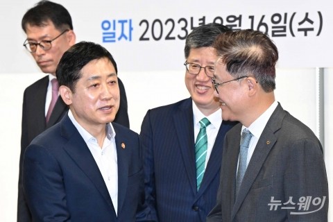 간담회서 대화 나누는 김주현·최원목·강석훈