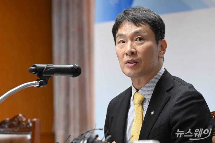 이복현 금융감독원장이 16일 오후 서울 여의도 금융감독원에서 열린 자본시장 불법행위 대응·협력 강화를 위한 금융감독원-국가수사본부 간 업무협약 체결식에서 모두발언을 하고 있다. 사진=강민석 기자 kms@newsway.co.kr