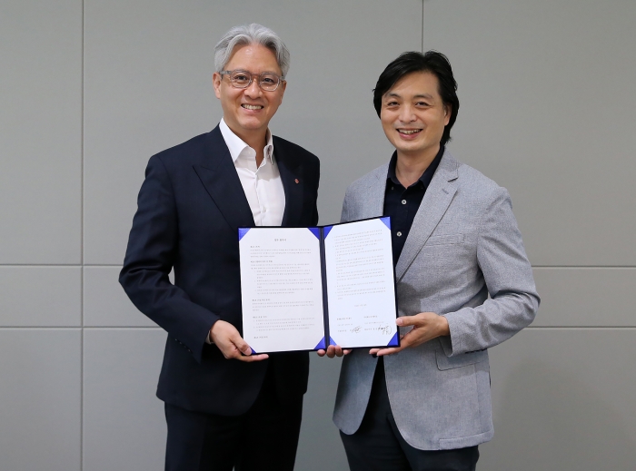 우웅조 롯데헬스케어 사업본부장(왼쪽)과 강승완 아이메디신 대표이사가 MOU 체결 후 기념 촬영하고 있는 모습. 사진=롯데헬스케어 제공