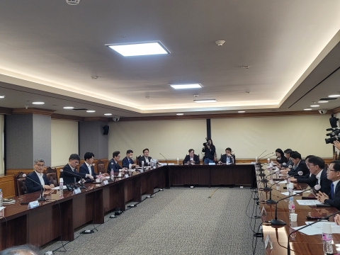 직원 횡령에 고개 숙인 은행장들···내부통제 고삐 죄는 금감원(종합)