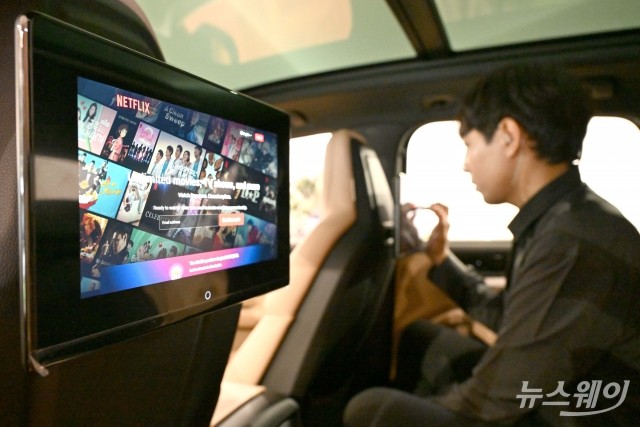 신형 SUV '카이엔' 출시···"뒷좌석에서 넷플릭스 즐기세요"