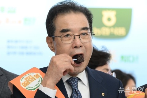 시식하는 이성희 농협중앙회장···쌀브라우니 '米쳤다'