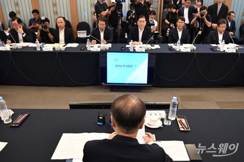 잇단 산재에 고용장관 인사말 경청하는 건설업 대표자들