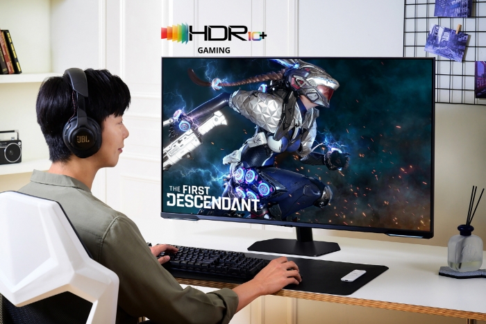 삼성전자 모델이 'HDR10+ GAMING' 기술이 적용된 퍼스트 디센던트 게임 콘텐츠를 체험하고 있다. 사진=삼성전자 제공
