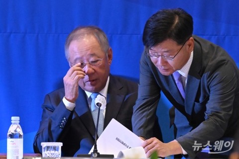 임시총회서 자료 살펴보는 류진 전경련 신임 회장