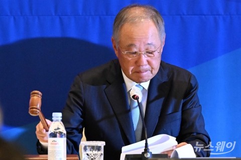 의사봉 두드리는 류진 전경련 신임 회장