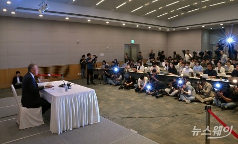 질의에 답하는 신임 류진 전경련 회장