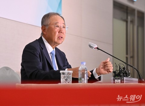 류진 전경련 회장, 폴란드서 첫 대외 행보···&quot;원팀 코리아로 힘 보탤 것&quot;