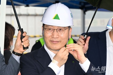 영동대로 복합개발 현장 찾은 윤영준 현대건설 대표, '안전모도 꼼꼼히'