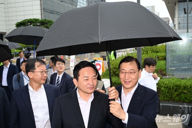 'GTX-C' 건설현장서 함께 우산 쓴 원희룡 장관·윤영준 대표