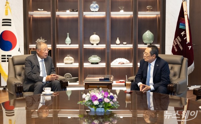 한국무역협회 구자열 회장(오른쪽)은 23일(수) 삼성동 트레이드타워에서 류진 신임 전국경제인연합회 회장(왼쪽)과 면담을 진행했다. 사진=무역협회 제공