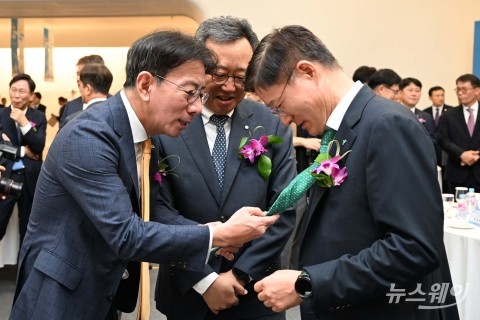 이승열 하나은행장 넥타이 매주는 이재근 국민은행장
