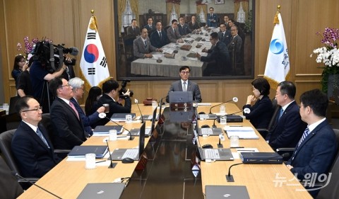 美연준 금리 동결에 인상 압박 덜어낸 한은
