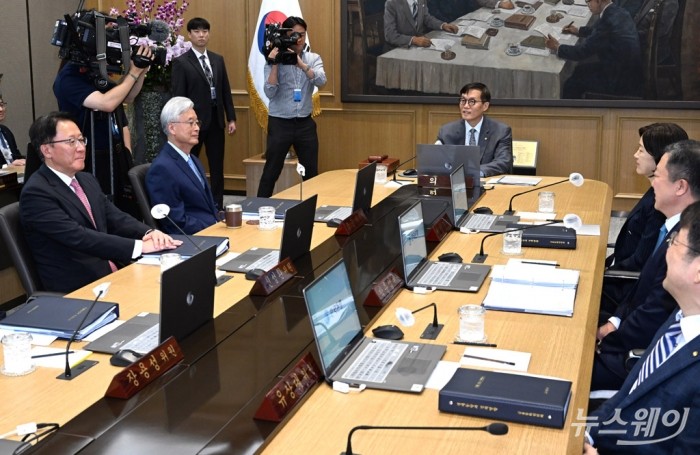 이창용 한국은행 총재가 24일 서울 중구 한국은행에서 열린 금융통화위원회를 주재하고 있다. 사진=사진공동취재단
