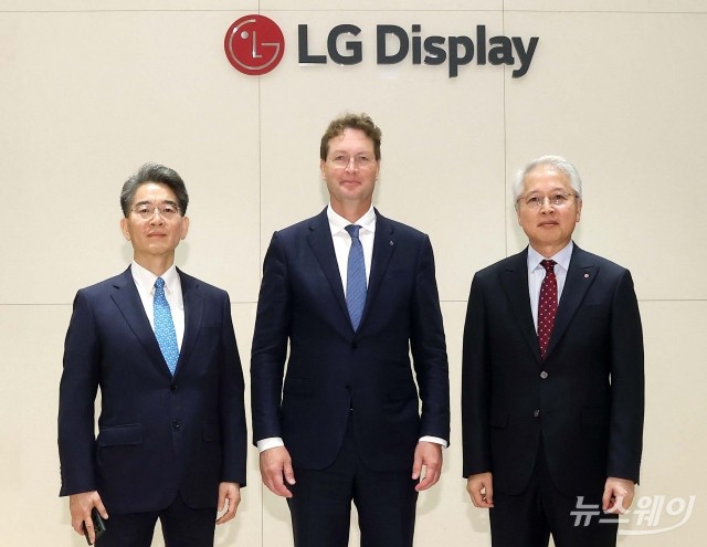 LG-벤츠 '끈끈한' OLED 협업···벤츠 회장, 권봉석·정호영 만났다