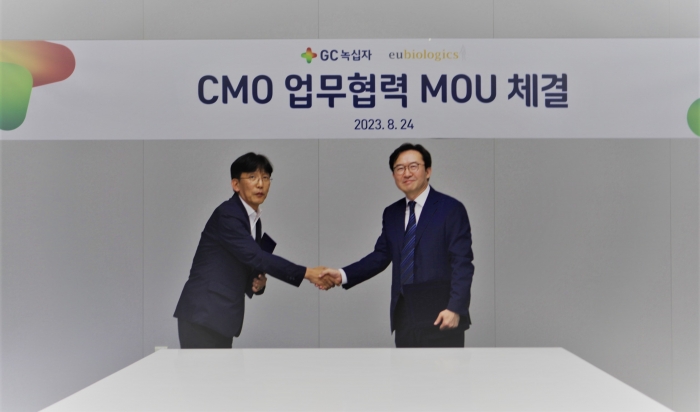 GC녹십자는 유바이오로직스와 경구용 콜레라 백신 '유비콜'의 공동생산 관련 업무협약을 체결했다고 25일 밝혔다. 사진=(왼쪽부터) 민경호 유바이오로직스 생산기획본부 부사장, 이우진 GC녹십자 글로벌사업본부장. GC녹십자 제공