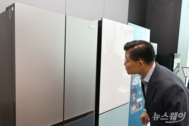 모드비 런칭 발표회서 마련된 신제품 '코타블루 냉장고'