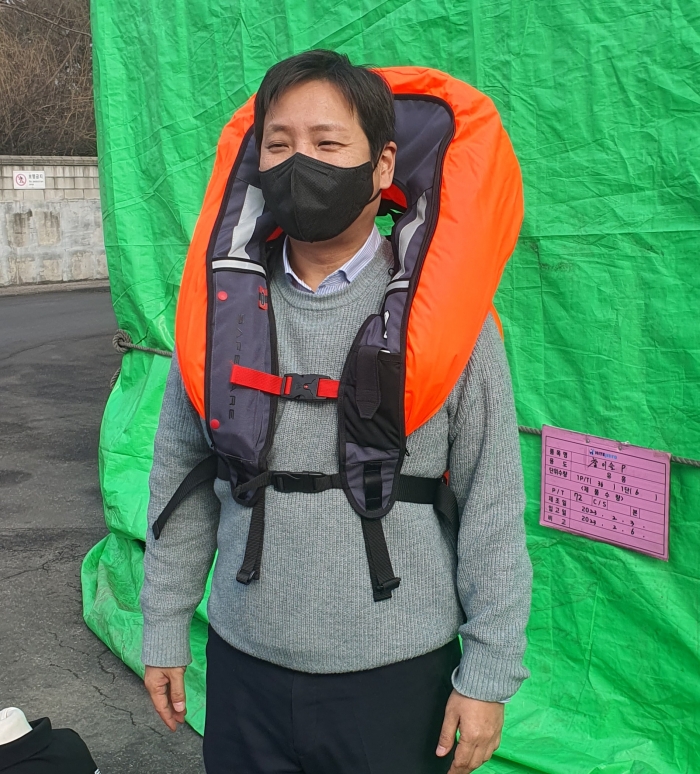 하이트진로는 높은 곳 작업시 추락 사고로 인한 부상 방지를 스마트에어백을 도입했다. 사진=하이트진로 제공