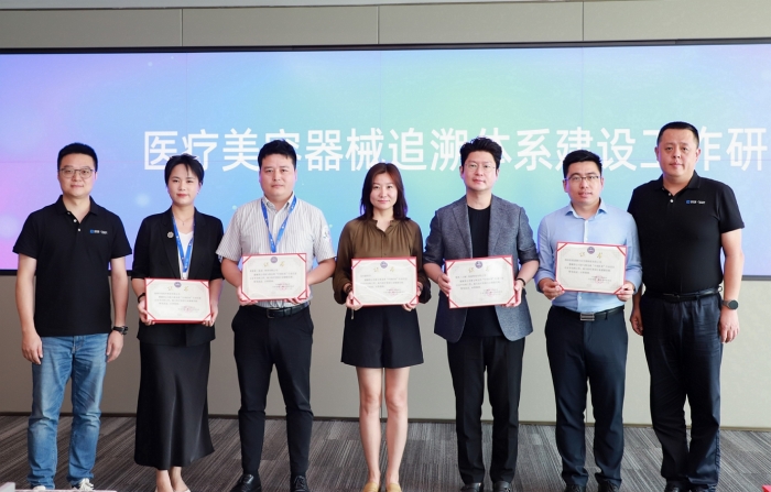 최근 중국에서 개최된 '2023 의료미용 협력 파트너 회의'에서 휴젤 중국법인 지승욱 법인장(우측 세 번째)이 '정품인증 우수기업상' 수상 후 알리페이·중국성형미용협회 관계자 및 참석자들과 기념사진을 촬영했다. 사진=휴젤 제공