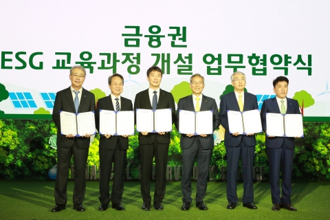 이복현 금감원장 "녹색금융 활성화 노력···기후위기 대응에 중추적 역할"