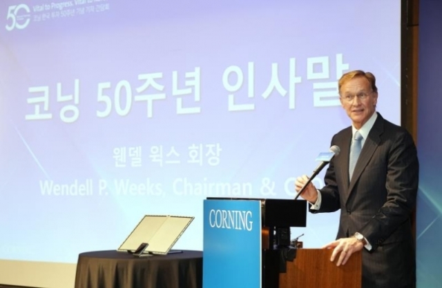 코닝 회장 "韓에 벤더블 글라스 공장 설립···내일 이재용 만날 것"