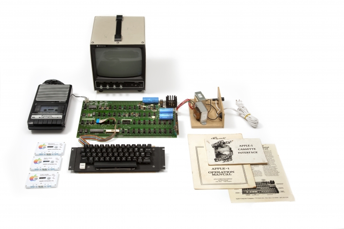 전 세계적으로 매우 희소하게 구동 가능한 상태로 원형을 유지하고 있는 애플 최초의 개인용 컴퓨터 '애플 I(1976)'. 사진=넥슨 제공