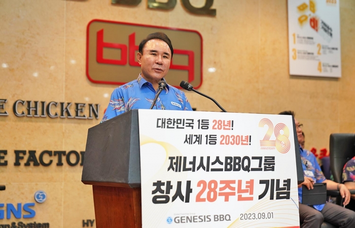 윤홍근 제너시스BBQ 회장이 경기도 이천 치킨대학에서 진행된 창립 28주년 기념 행사에서 창립기념사를 발표하고 있다. 사진=제너시스BBQ 제공