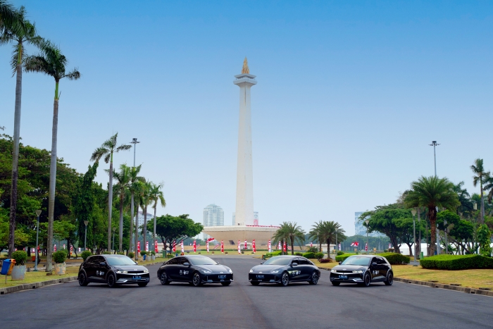 자카르타 모나스 광장 독립기념탑 앞에 서있는 제43차 아세안 정상회의 공식 차량. 사진=현대차 제공